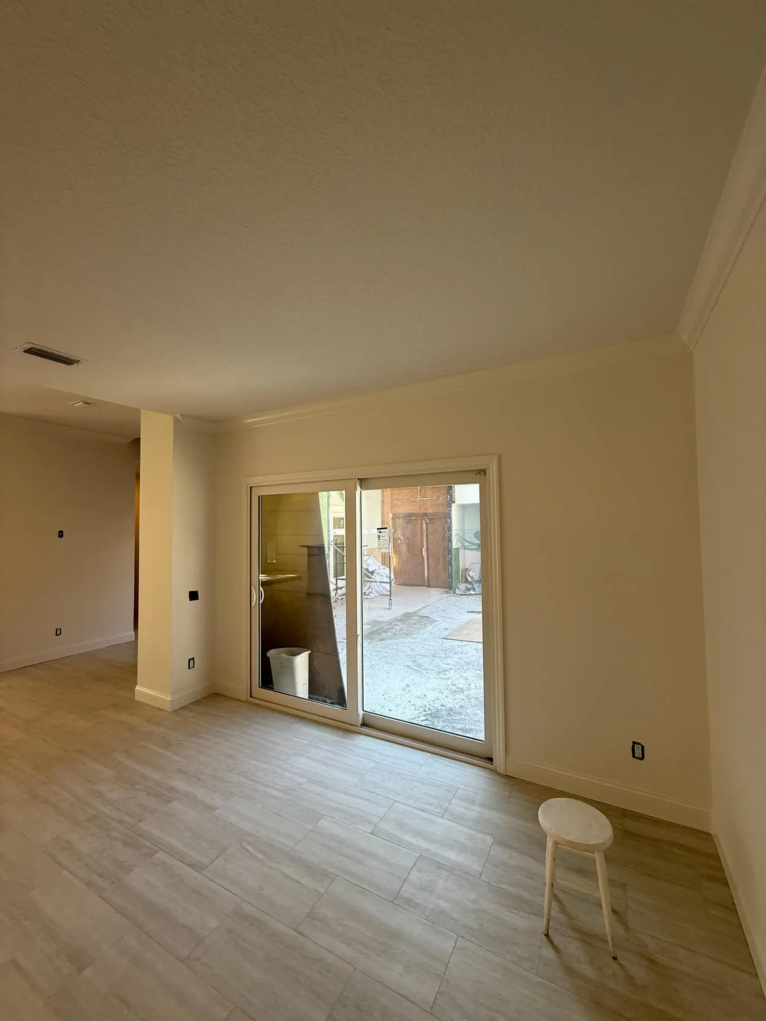 Pristine interior living room walls and smooth ceiling finished in a neutral eggshell sheen by 1st Coast Painting.