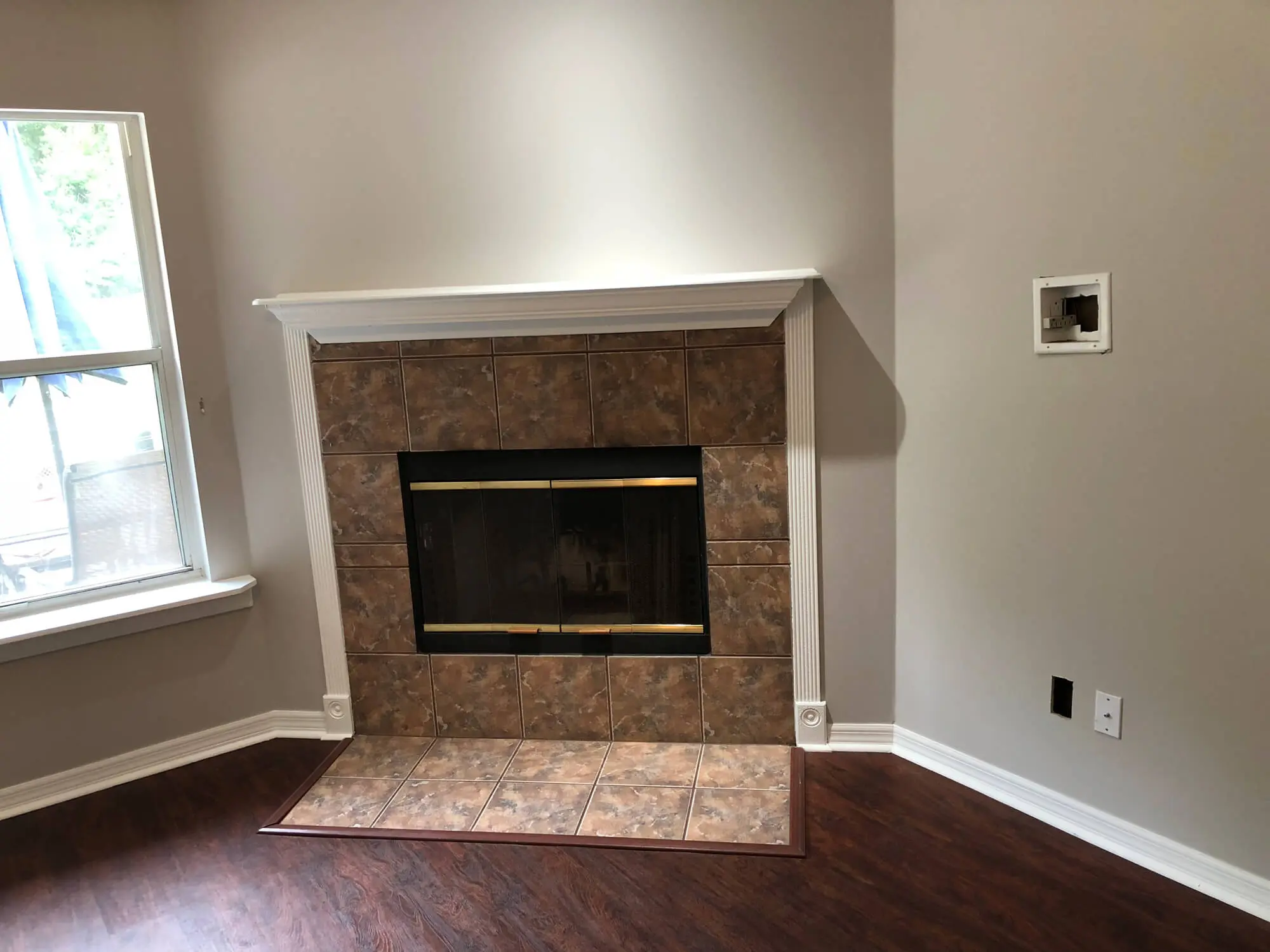 Living room walls flawlessly coated in a contemporary neutral greige by the skilled team at 1st Coast Painting.