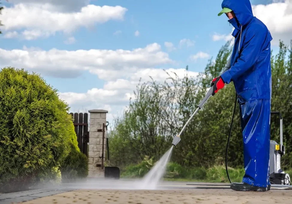 top-8-benefits-hiring-professional-pressure-washer featured image