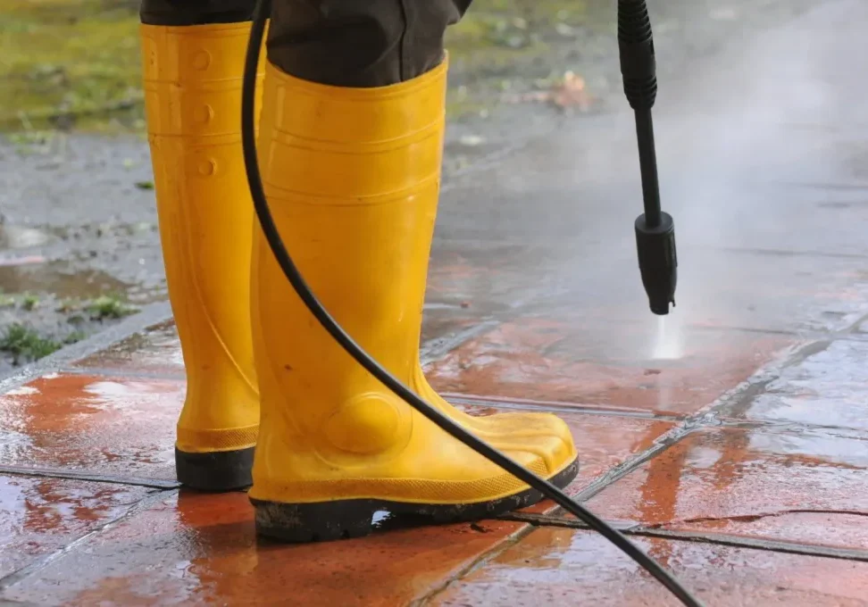 best-time-for-pressure-washing-homes featured image